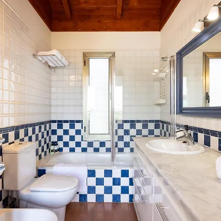 Home2book Spacious Family Getaway, Private Pool Holiday home