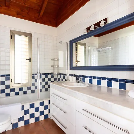 Holiday home Home2book Spacious Family Getaway, Private Pool El Pris