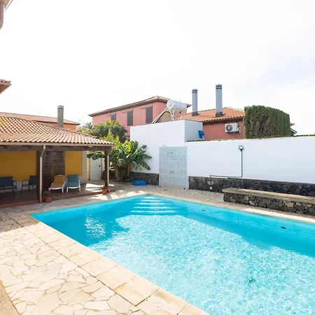 Home2book Spacious Family Getaway, Private Pool 펜션